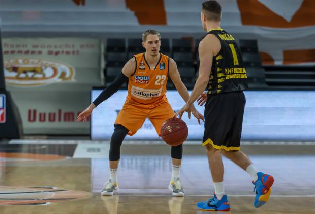 屡崭露头角 屡崭露头角